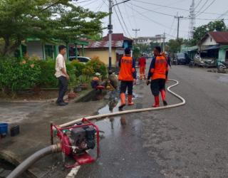 Atasi Ancaman Banjir, BPBD Rohil Bersihkan Drainase Tersumbat di Jalan Selamat
