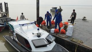 Jangkau Warga Pesisir Kuala Kampar, Polres Pelalawan Salurkan 140 Paket Sembako