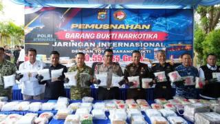 Polda Riau Musnahkan 100,55 Kg Narkoba Senilai Rp149,7 Miliar, 10 Tersangka Diamankan