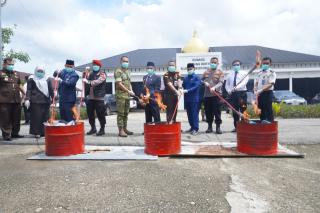 Kejari Rohil Musnahkan Barang Bukti 77 Perkara, 196,92 Gram Sabu Dihancurkan dengan Blender