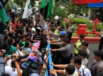 Tolak Jokowi Datang, Mahasiswa se Riau Bentrok dengan Aparat