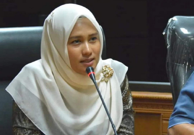 Wakil Ketua Komisi V DPRD Provinsi Riau, Karmila Sari berdialog dengan peserta RDP