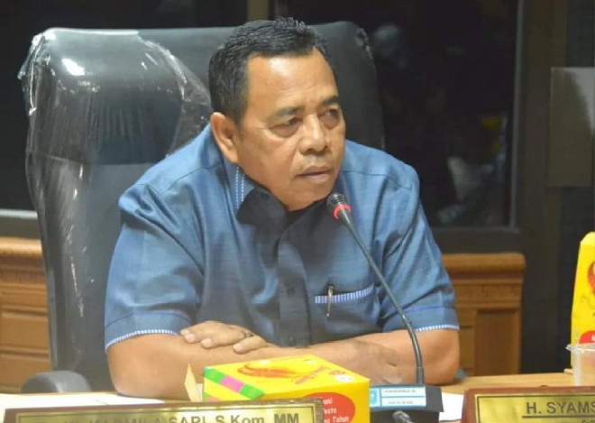 H. Syamsurizal, ST, MT saat mengikuti rapat