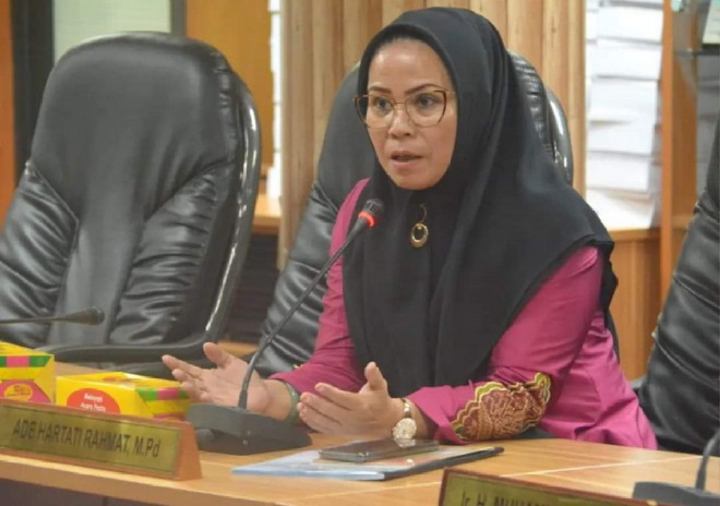Ade Hartati Rahmat, M.Pd saat memberikan pengarahan kepada para guru