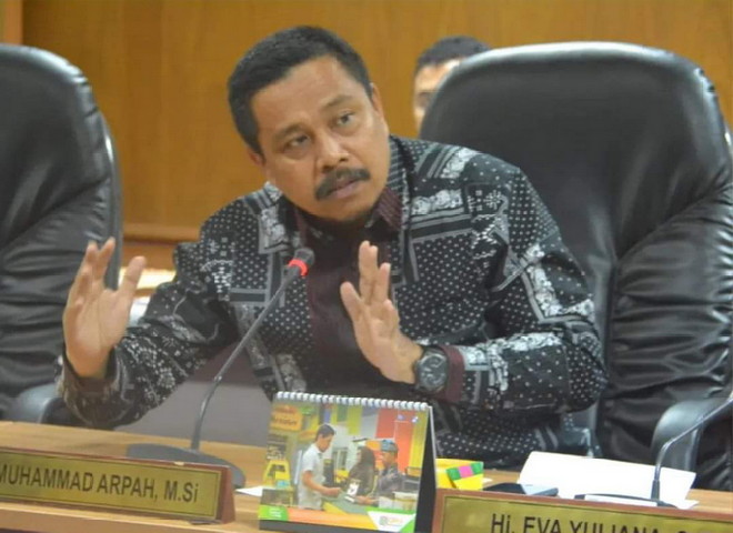Anggota Komisi V DPRD Riau, M Arpah, M.Si memberikan masukan saat rapat